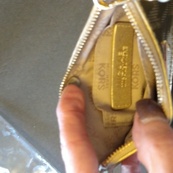 VGUC. Michael Michael kors wristlet. - Picture 6 of 7
